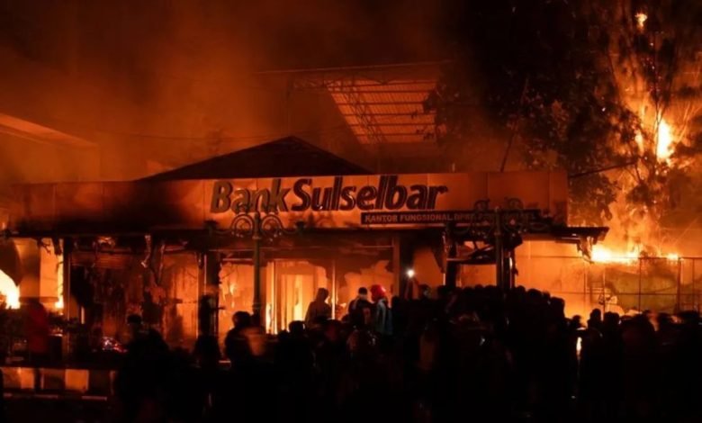 ਇੰਡੋਨੇਸ਼ੀਆ ’ਚ ਭੜਕੀ ਭੀੜ ਨੇ ਤਿੰਨ ਸੂਬਿਆਂ ਦੇ ਵਿਧਾਨ ਸਭਾ ਭਵਨਾਂ ਨੂੰ ਫੂਕਿਆ