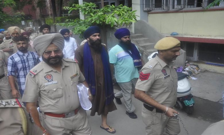 ਅਜਨਾਲਾ ਥਾਣੇ ’ਤੇ ਹਮਲਾ ਕਰਨ ਵਾਲੇ 41 ਮੁਲਜ਼ਮਾਂ ਖ਼ਿਲਾਫ਼ ਦੋਸ਼ ਆਇਦ ਅਜਨਾਲਾ ਥਾਣੇ ’ਤੇ ਹਮਲਾ ਕਰਨ ਵਾਲੇ 41 ਮੁਲਜ਼ਮਾਂ ਖ਼ਿਲਾਫ਼ ਦੋਸ਼ ਆਇਦ