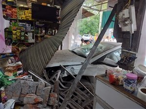 ਤੇਜ਼ ਰਫ਼ਤਾਰ ਕਾਰ ਸ਼ਟਰ ਤੋੜ ਕੇ ਦੁਕਾਨ 'ਚ ਵੜੀ