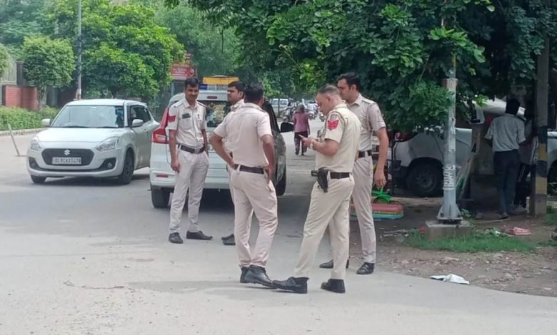 ਦਿੱਲੀ 'ਚ ਵਾਰ-ਵਾਰ ਸਕੂਲਾਂ ਨੂੰ ਮਿਲ ਰਹੀ ਬੰਬ ਨਾਲ ਉਡਾਉਣ ਦੀ ਧਮਕੀ ਦਿੱਲੀ 'ਚ ਵਾਰ-ਵਾਰ ਸਕੂਲਾਂ ਨੂੰ ਮਿਲ ਰਹੀ ਬੰਬ ਨਾਲ ਉਡਾਉਣ ਦੀ ਧਮਕੀ