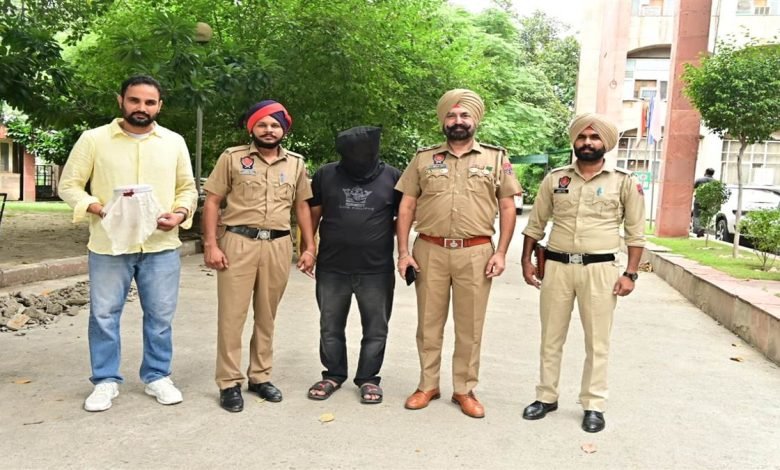 ਸਕੂਟਰ ਸਵਾਰ ਨੌਜਵਾਨ ਨੂੰ ਅੱਧਾ ਕਿਲੋ ਹੈਰੋਇਨ ਸਮੇਤ ਕੀਤਾ ਕਾਬੂ ਸਕੂਟਰ ਸਵਾਰ ਨੌਜਵਾਨ ਨੂੰ ਅੱਧਾ ਕਿਲੋ ਹੈਰੋਇਨ ਸਮੇਤ ਕੀਤਾ ਕਾਬੂ