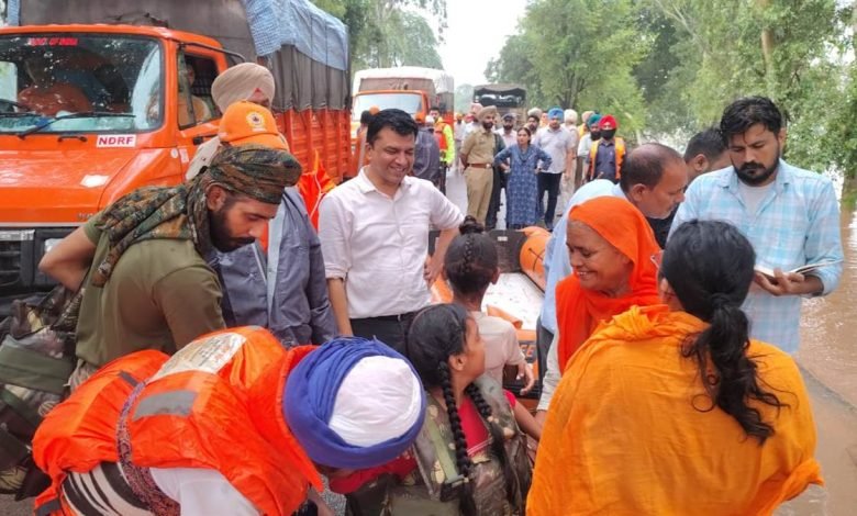 ਪਿੰਡਾਂ 'ਚ ਹੜਾਂ ਦੇ ਪਾਣੀ 'ਚ ਡੁੱਬੇ ਲੋਕਾਂ ਨੂੰ ਸੁਰੱਖਿਆ ਸਥਾਨਾਂ 'ਤੇ ਪਹੁੰਚਾਉਣ ਲਈ ਪ੍ਰਸ਼ਾਸਨ ਪੱਬਾਂ ਭਾਰ