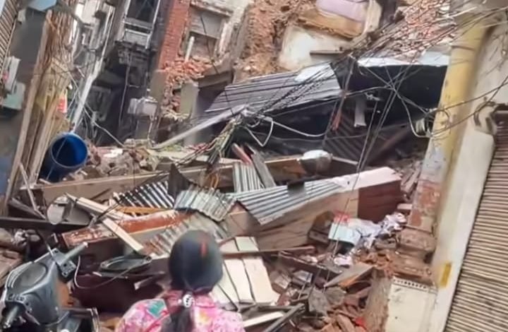 ਬਾਰਿਸ਼ ਦਾ ਕਹਿਰ, ਤਿੰਨ ਮੰਜ਼ਿਲਾ ਇਮਾਰਤ ਹੋਈ ਢਹਿ ਢੇਰੀ, ਜਾਨੀ ਨੁਕਸਾਨ ਤੋਂ ਬਚਾਅ ਬਾਰਿਸ਼ ਦਾ ਕਹਿਰ, ਤਿੰਨ ਮੰਜ਼ਿਲਾ ਇਮਾਰਤ ਹੋਈ ਢਹਿ ਢੇਰੀ, ਜਾਨੀ ਨੁਕਸਾਨ ਤੋਂ ਬਚਾਅ