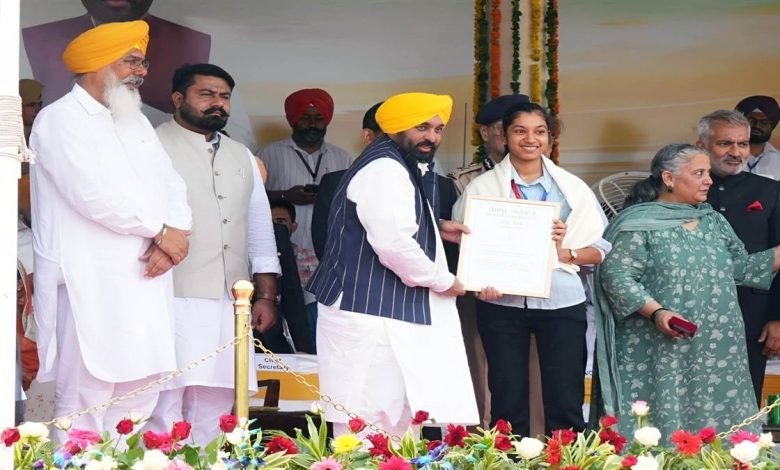 ਰਾਮਪੁਰਾ ਫੂਲ ਦੀ ਰਿਕਾਰਡ ਗਰਲ ਅਪੇਕਸ਼ਾ ਨੂੰ ਮੁੱਖ ਮੰਤਰੀ ਨੇ ਸਟੇਟ ਐਵਾਰਡ ਨਾਲ ਕੀਤਾ ਸਨਮਾਨਿਤ