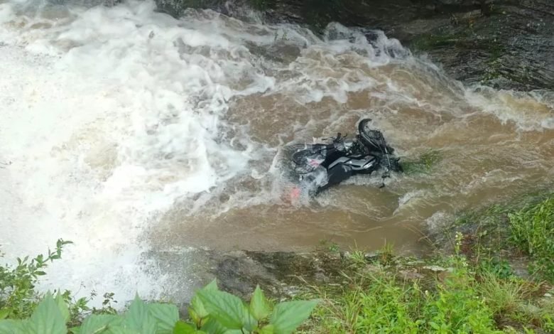 ਮੋਟਰਸਾਈਕਲ ਸਮੇਤ ਨਹਿਰ 'ਚ ਡਿੱਗਿਆ ਨੌਜਵਾਨ, ਡੁੱਬਣ ਨਾਲ ਦਰਦਨਾਕ ਮੌਤ ਮੋਟਰਸਾਈਕਲ ਸਮੇਤ ਨਹਿਰ 'ਚ ਡਿੱਗਿਆ ਨੌਜਵਾਨ, ਡੁੱਬਣ ਨਾਲ ਦਰਦਨਾਕ ਮੌਤ