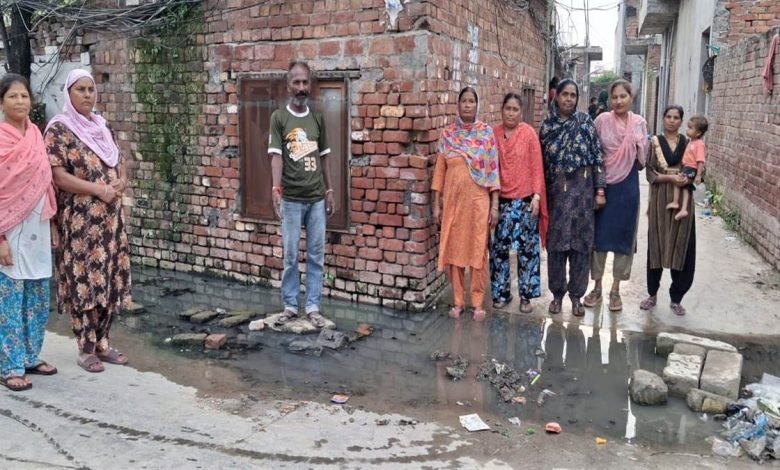 ਸੀਵਰੇਜ ਦਾ ਗੰਦਾ ਪਾਣੀ ਇਕੱਠਾ ਹੋਣ ਕਾਰਨ ਇਲਾਕਾ ਨਿਵਾਸੀਆਂ ਨੇ ਪ੍ਰਸ਼ਾਸਨ ਵਿਰੁੱਧ ਰੋਸ ਪ੍ਰਦਰਸ਼ਨ ਕੀਤਾ