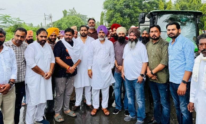 ਵਿਧਾਇਕ ਦਹੀਯਾ ਵੱਲੋਂ ਹੜ੍ਹ ਪ੍ਰਭਾਵਿਤ ਪਿੰਡਾਂ ਦਾ ਦੌਰਾ, ਪ੍ਰਭਾਵਿਤ ਪਿੰਡਾਂ 'ਚ ਪਸ਼ੂਆਂ ਦਾ ਚਾਰਾ, ਤੂੜੀ ਫੀਡ ਦੀ ਕੀਤੀ ਵੰਡ