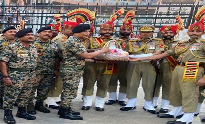 ਡਾਇਰੈਕਰ ਜਨਰਲ ਬੀਐੱਸਐੱਫ ਨੇ ਜਵਾਨਾਂ ਨੂੰ ਦਿੱਤਾ ਮਠਿਆਈ ਦਾ ਟੋਕਰਾ