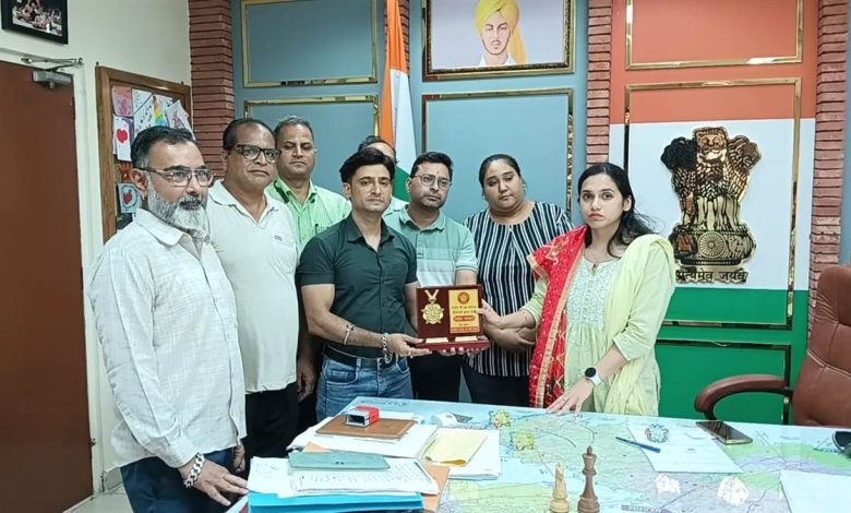 ਗਊ ਹਾਦਸੇ ’ਚ ਮਰੇ ਨੌਜਵਾਨ ਦੇ ਪਰਿਵਾਰ ਨੂੰ 5 ਲੱਖ ਦਾ ਮੁਆਵਜ਼ਾ