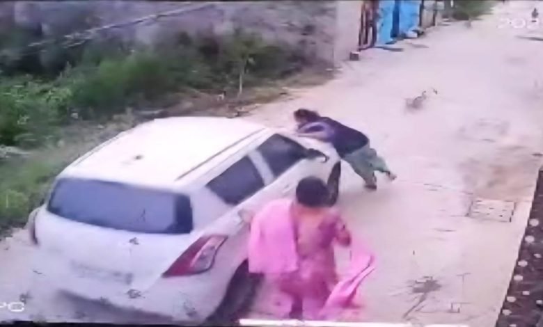 ਐੱਸਆਈ ਵੱਲੋਂ ਮਹਿਲਾ ਨੂੰ ਕਾਰ ਨਾਲ ਦਰੜਨ ਦੀ ਕੋਸ਼ਿਸ਼, ਵੀਡੀਓ ਵਾਇਰਲ