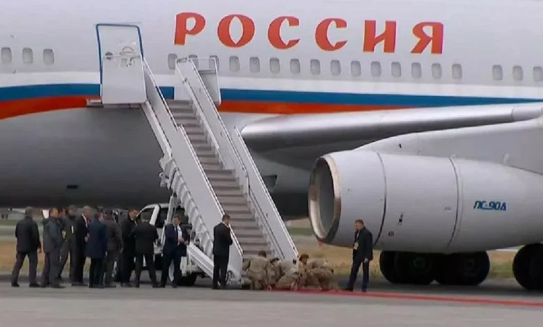 ਅਲਾਸਕਾ 'ਚ ਪੁਤਿਨ ਦੀ ਐਂਟਰੀ ਤੇ ਗੋਡਿਆਂ ਭਾਰ ਬੈਠੇ ਅਮਰੀਕੀ ਸੈਨਿਕ?