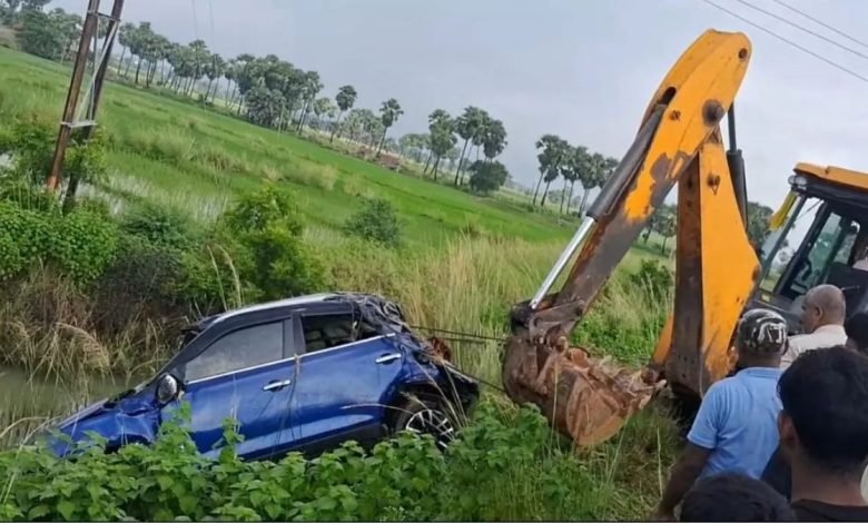 ਪਾਣੀ ਨਾਲ ਭਰੇ ਟੋਏ 'ਚ ਡਿੱਗੀ ਕਾਰ, ਤਿੰਨ ਦੀ ਮੌਤ