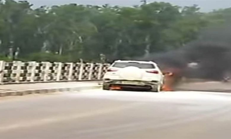 ਚਲਦੀ ਕਾਰ ਨੂੰ ਲੱਗੀ ਅੱਗ ਜਾਨੀ ਨੁਕਸਾਨ ਤੋਂ ਬਚਾਅ