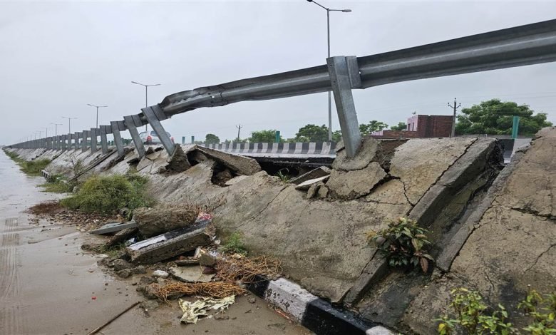 ਤੇਜ ਮੀਂਹ ਕਾਰਨ ਮੋਗਾ-ਬਰਨਾਲਾ ਰਾਸ਼ਟਰੀ ਰਾਜ ਮਾਰਗ ਧੱਸਿਆ