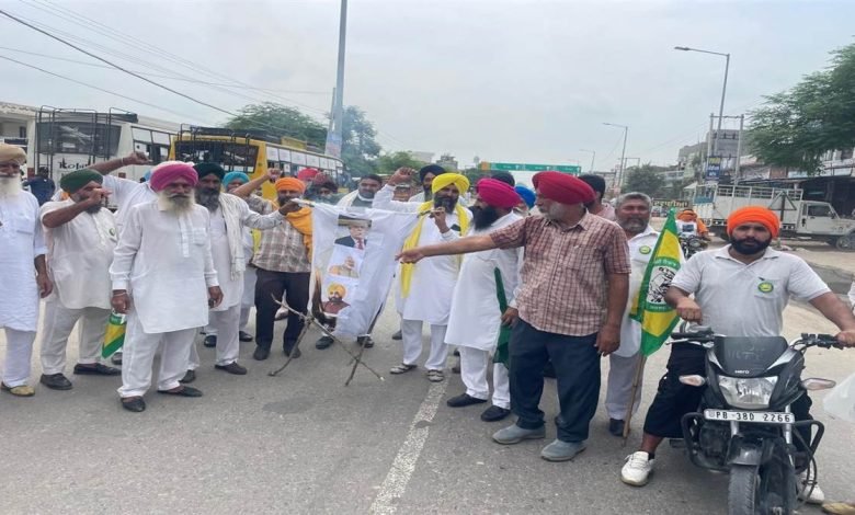 ਸੰਯੁਕਤ ਕਿਸਾਨ ਮੋਰਚੇ ਦੇ ਸੱਦੇ ’ਤੇ ਟਰੰਪ, ਮੋਦੀ ਤੇ ਮਾਨ ਦੇ ਪੁਤਲੇ ਸਾੜੇ ਸੰਯੁਕਤ ਕਿਸਾਨ ਮੋਰਚੇ ਦੇ ਸੱਦੇ ’ਤੇ ਟਰੰਪ, ਮੋਦੀ ਤੇ ਮਾਨ ਦੇ ਪੁਤਲੇ ਸਾੜੇ