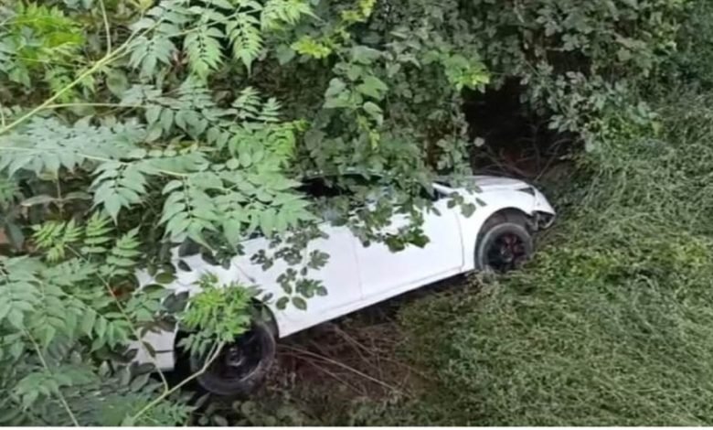 ਨਸ਼ੇੜੀ ਨੌਜਵਾਨਾਂ ਤੋਂ ਬਚਦਿਆਂ ਮਾਂ-ਪੁੱਤ ਦੀ ਕਾਰ ਖੱਡ 'ਚ ਡਿੱਗੀ