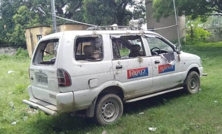 ਸ਼ਰਾਬ ਦੀ ਛਾਪੇਮਾਰੀ ਦੌਰਾਨ ਔਰਤਾਂ ਨੇ ਪੁਲਿਸ ਟੀਮ 'ਤੇ ਕੀਤਾ ਹਮਲਾ, ਤੋੜੇ ਗੱਡੀ ਦੇ ਸ਼ੀਸ਼ੇ