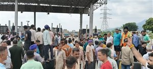 ਕਪੂਰਥਲਾ 'ਚ ਭਾਜਪਾ ਆਗੂਆਂ ਤੇ ਪੁਲਿਸ ਵਿਚਕਾਰ ਬਹਿਸ, ਭੰਡਾਲ ਦੋਨਾ 'ਚ ਲਗਾਏ ਜਨਤਕ ਸਹੂਲਤ ਕੈਂਪ ਨੂੰ ਬੰਦ ਕਰਵਾਉਣ ਪਹੁੰਚੀ ਪੁਲਿਸ