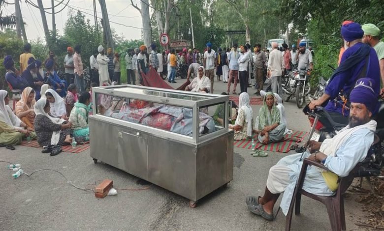 ਜੀਪ ਕੱਢਣ ਨੂੰ ਲੈ ਕੇ ਹੋਏ ਝਗੜੇ ਵਿੱਚ ਤੇਜ਼ਧਾਰ ਹਥਿਆਰਾਂ ਨਾਲ ਹਮਲਾ ਕਰਕੇ ਨੌਜਵਾਨ ਦੀ ਹੱਤਿਆ ਜੀਪ ਕੱਢਣ ਨੂੰ ਲੈ ਕੇ ਹੋਏ ਝਗੜੇ ਵਿੱਚ ਤੇਜ਼ਧਾਰ ਹਥਿਆਰਾਂ ਨਾਲ ਹਮਲਾ ਕਰਕੇ ਨੌਜਵਾਨ ਦੀ ਹੱਤਿਆ