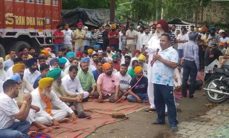 ਕਰਿਆਨਾ ਵਪਾਰੀ ਦੀ ਹੱਤਿਆ ਕਰਨ ਦੇ ਰੋਸ 'ਚ ਥਾਣੇ ਦਾ ਘਿਰਾਓ