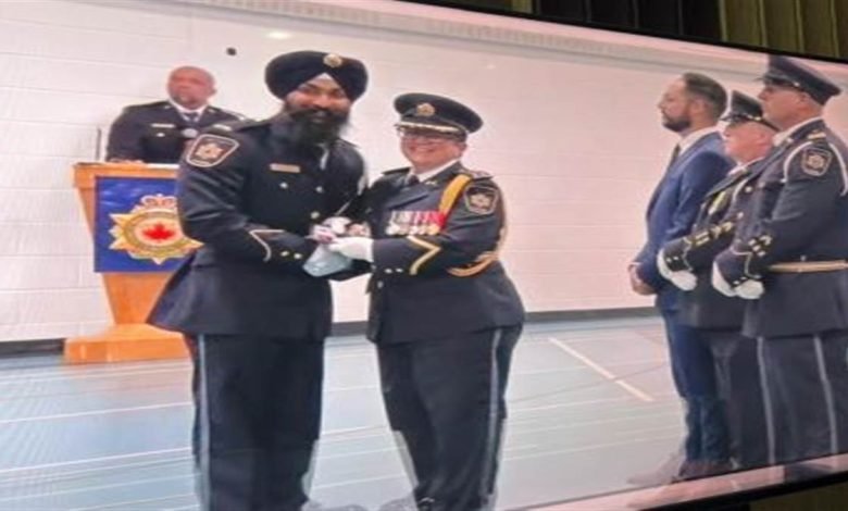 ਅੰਮ੍ਰਿਤਧਾਰੀ ਅਰਸ਼ਦੀਪ ਸਿੰਘ ਨੇ ਮਾਪਿਆਂ ਦਾ ਨਾਂ ਕੀਤਾ ਰੌਸ਼ਨ, ਕੈਨੇਡਾ ਪੁਲਿਸ ‘ਚ ਹੋਇਆ ਭਰਤੀ ਅੰਮ੍ਰਿਤਧਾਰੀ ਅਰਸ਼ਦੀਪ ਸਿੰਘ ਨੇ ਮਾਪਿਆਂ ਦਾ ਨਾਂ ਕੀਤਾ ਰੌਸ਼ਨ, ਕੈਨੇਡਾ ਪੁਲਿਸ ‘ਚ ਹੋਇਆ ਭਰਤੀ