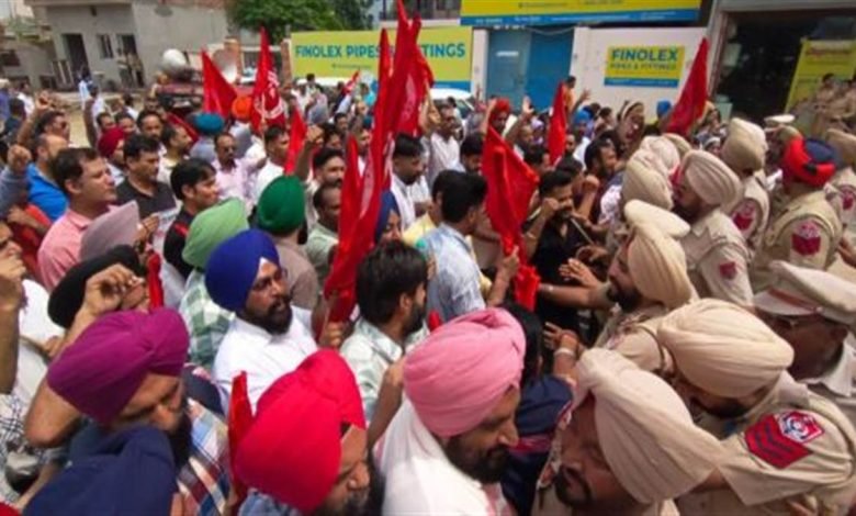 ਪ੍ਰਦਰਸ਼ਨ ਦੌਰਾਨ ਕੰਪਿਊਟਰ ਅਧਿਆਪਕਾਂ ਤੇ ਪੁਲਿਸ ਵਿਚਾਲੇ ਧੱਕਾ-ਮੁੱਕੀ, CM ਦੀ ਕੋਠੀ ਅੱਗੇ ਕਰ ਰਹੇ ਸੀ ਹੱਕ ਬਚਾਓ ਰੋਸ ਰੈਲੀ