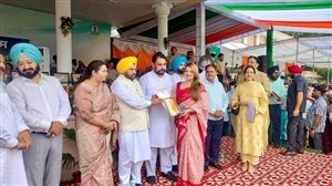 ਬਿਜਲੀ ਤੇ ਲੋਕ ਨਿਰਮਾਣ ਮੰਤਰੀ ਹਰਭਜਨ ਸਿੰਘ ਈਟੀਓ ਨੇ 79ਵੇਂ ਆਜ਼ਾਦੀ ਦਿਹਾੜੇ ਮੌਕੇ ਪਟਿਆਲਾ 'ਚ ਲਹਿਰਾਇਆ ਤਿਰੰਗਾ