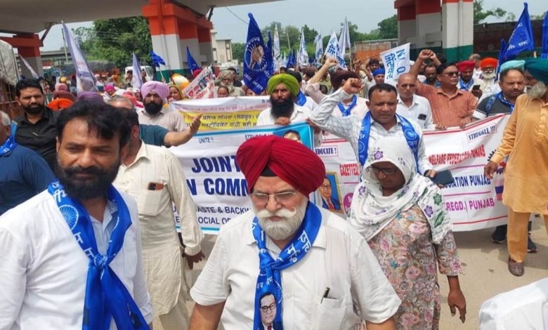 ਸੁਨਾਮ ’ਚ ਅਨੁਸੂਚਿਤ ਜਾਤੀ ਤੇ ਪਛੜੀਆਂ ਸ਼੍ਰੇਣੀਆਂ ਨੇ ਲਾਇਆ ਰੋਸ ਧਰਨਾ ਸੁਨਾਮ ’ਚ ਅਨੁਸੂਚਿਤ ਜਾਤੀ ਤੇ ਪਛੜੀਆਂ ਸ਼੍ਰੇਣੀਆਂ ਨੇ ਲਾਇਆ ਰੋਸ ਧਰਨਾ