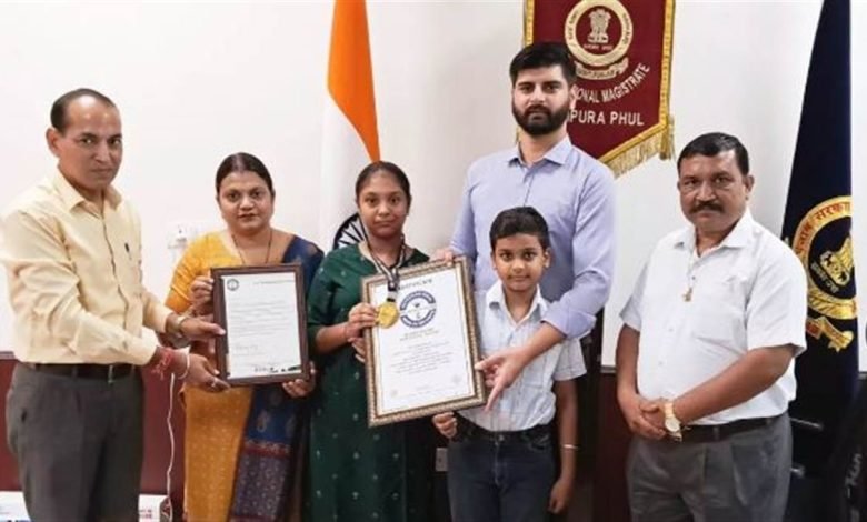 ਅੱਠਵੀਂ ਜਮਾਤ ਦੀ ਵਿਦਿਆਰਥਣ ਕ੍ਰਿਸ਼ਮਾ ਨੇ ਅੱਖਾਂ 'ਤੇ ਪੱਟੀ ਬੰਨ੍ਹ ਕੇ ਟਾਈਪਿੰਗ 'ਚ ਬਣਾਇਆ ਨਵਾਂ ਵਿਸ਼ਵ ਰਿਕਾਰਡ, SDM ਨੇ ਕੀਤਾ ਸਨਮਾਨਿਤ ਅੱਠਵੀਂ ਜਮਾਤ ਦੀ ਵਿਦਿਆਰਥਣ ਕ੍ਰਿਸ਼ਮਾ ਨੇ ਅੱਖਾਂ 'ਤੇ ਪੱਟੀ ਬੰਨ੍ਹ ਕੇ ਟਾਈਪਿੰਗ 'ਚ ਬਣਾਇਆ ਨਵਾਂ ਵਿਸ਼ਵ ਰਿਕਾਰਡ, SDM ਨੇ ਕੀਤਾ ਸਨਮਾਨਿਤ