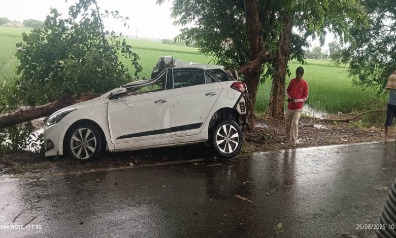 ਮੀਂਹ ਕਾਰਨ ਕਾਰ ਦਰੱਖਤ ’ਚ ਵੱਜੀ, ਪਤੀ-ਪਤਨੀ ਜ਼ਖ਼ਮੀ ਮੀਂਹ ਕਾਰਨ ਕਾਰ ਦਰੱਖਤ ’ਚ ਵੱਜੀ, ਪਤੀ-ਪਤਨੀ ਜ਼ਖ਼ਮੀ