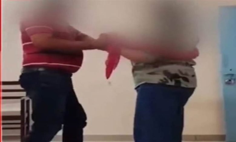 ਸਰਕਾਰੀ ਦਫ਼ਤਰ ‘ਚ ਮਹਿਲਾ ਨਾਲ ਠੁਮਕੇ ਲਗਾਉਂਦਾ ਰਿਹਾ ਅਫ਼ਸਰ, ਵੀਡੀਓ ਹੋ ਗਈ ਵਾਇਰਲ ਸਰਕਾਰੀ ਦਫ਼ਤਰ ‘ਚ ਮਹਿਲਾ ਨਾਲ ਠੁਮਕੇ ਲਗਾਉਂਦਾ ਰਿਹਾ ਅਫ਼ਸਰ, ਵੀਡੀਓ ਹੋ ਗਈ ਵਾਇਰਲ