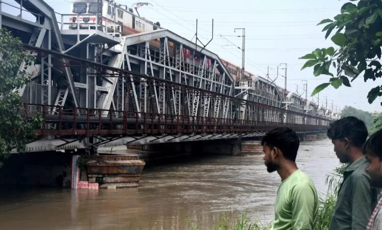 ਦਿੱਲੀ 'ਚ ਖ਼ਤਰੇ ਦੇ ਨਿਸ਼ਾਨ ਤੋਂ ਉੱਪਰ ਵਹਿ ਰਹੀ ਹੈ ਯਮੁਨਾ