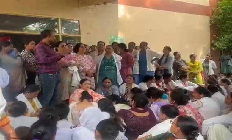 ਨਰਸਿੰਗ ਸਟਾਫ ਨੇ ਮੈਡੀਕਲ ਸੁਪਰੀਡੈਂਟ ਦਫ਼ਤਰ ਅੱਗੇ ਕੀਤਾ ਪ੍ਰਦਰਸ਼ਨ