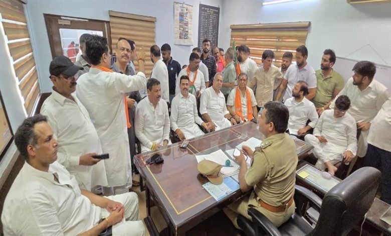 ਭਾਜਪਾ ਆਗੂਆਂ ਨੂੰ ਸੁਵਿਧਾ ਕੈਂਪ ’ਚ ਦਾਖ਼ਲ ਹੋਣ ਤੋਂ ਰੋਕਿਆ, ਪੁਲਿਸ ਨੇ ਹਿਰਾਸਤ ’ਚ ਲਿਆ