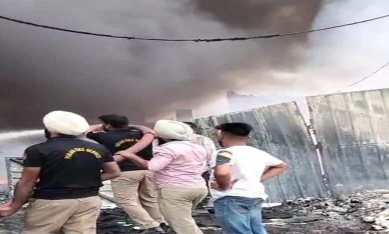 ਅੰਮ੍ਰਿਤਸਰ 'ਚ ਪਲਾਸਟਿਕ ਦਾ ਸਾਮਾਨ ਬਣਾਉਣ ਵਾਲੀ ਫੈਕਟਰੀ 'ਚ ਲੱਗੀ ਅੱਗ