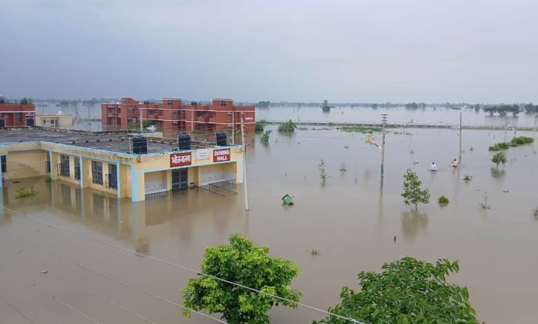 ਨਵੋਦਿਆ ਵਿਦਿਆਲਿਆ ’ਚ ਹੜ੍ਹ ਦੇ ਪਾਣੀ ’ਚ ਫਸੇ 381 ਵਿਦਿਆਰਥੀ ਤੇ 70 ਸਟਾਫ਼ ਮੈਂਬਰ