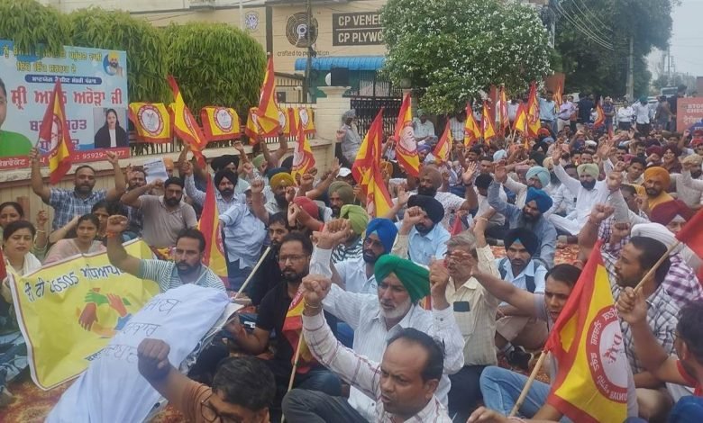 ਮੁਲਾਜ਼ਮਾਂ ਨੇ ਮੰਤਰੀ ਅਮਨ ਅਰੋੜਾ ਦੇ ਘਰ ਮੂਹਰੇ ਫੂਕੀ ਸਰਕਾਰ ਦੀ ਅਰਥੀ