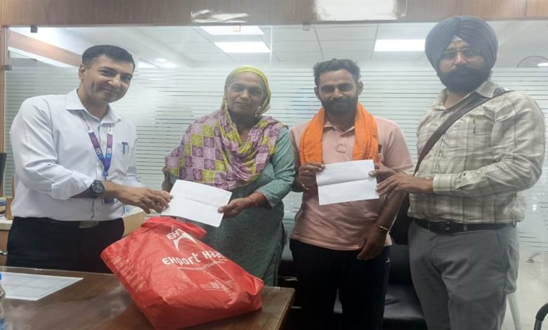 ਬੈਂਕ ਨੇ ਨਿਭਾਇਆ ਵਾਅਦਾ, ਪੀੜਤਾਂ ਦੇ ਖਾਤਿਆਂ 'ਚ ਟਰਾਂਸਫਰ ਕੀਤੀ 24 ਲੱਖ ਰੁਪਏ ਦੀ ਰਕਮ