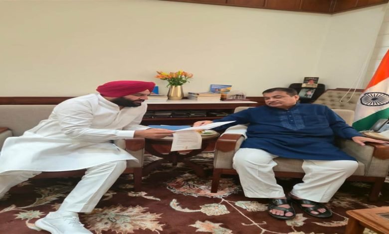 MP ਔਜਲਾ ਨੇ ਕੇਂਦਰੀ ਮੰਤਰੀ ਨਿਤਿਨ ਗਡਕਰੀ ਨਾਲ ਕੀਤੀ ਮੁਲਾਕਾਤ MP ਔਜਲਾ ਨੇ ਕੇਂਦਰੀ ਮੰਤਰੀ ਨਿਤਿਨ ਗਡਕਰੀ ਨਾਲ ਕੀਤੀ ਮੁਲਾਕਾਤ