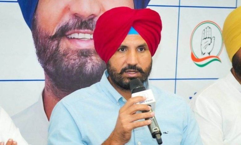 ਖ਼ਤਮ ਨਹੀਂ ਹੋ ਰਹੀ ਕਾਂਗਰਸ ਦੀ ਗੁਟਬਾਜ਼ੀ, ਵੇਣੂਗੋਪਾਲ ਤੇ ਬਘੇਲ ਦੀ ਹਾਜ਼ਰੀ 'ਚ ਕਾਂਗਰਸੀ ਹੋਏ ਮੇਹਣੋ-ਮੇਹਣੀ