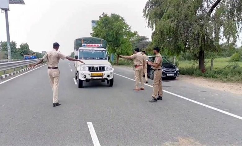 ਤੇਜ਼ ਰਫ਼ਤਾਰ ਪਿਕਅੱਪ ਨੇ ਤੋੜਿਆ ਪੁਲਿਸ ਬੈਰੀਕੇਡ, ਵਾਲ-ਵਾਲ ਬਚੇ ਚਾਰ ਪੁਲਿਸ ਮੁਲਾਜ਼ਮ