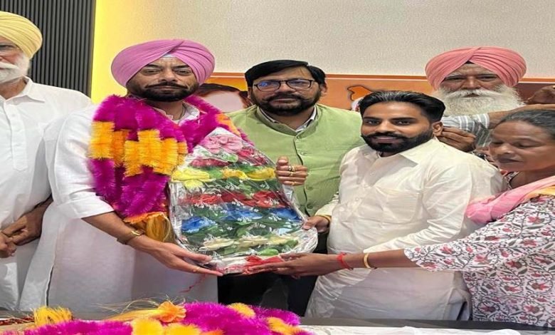ਡਾ. ਹਰਜੋਤ ਕਮਲ ਨੂੰ ਹਰਮਨਦੀਪ ਨੇ ਕੀਤਾ ਸਨਮਾਨਿਤ