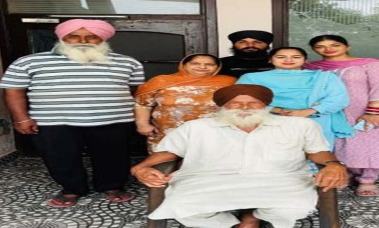 ਜਾਨਾਂ ਬਚਾਉਣ ਲਈ ਰਾਤ ਵੇਲੇ ਬੇੜੀ ਰਾਹੀਂ ਪਾਰ ਕੀਤਾ ਸੀ ਰਾਵੀ ਦਰਿਆ : ਡੀਐੱਸਪੀ ਕਿਰਪਾਲ ਸਿੰਘ ਜਾਨਾਂ ਬਚਾਉਣ ਲਈ ਰਾਤ ਵੇਲੇ ਬੇੜੀ ਰਾਹੀਂ ਪਾਰ ਕੀਤਾ ਸੀ ਰਾਵੀ ਦਰਿਆ : ਡੀਐੱਸਪੀ ਕਿਰਪਾਲ ਸਿੰਘ