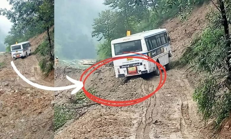 ਟਲਿਆ ਵੱਡਾ ਹਾਦਸਾ ਗਿਆ, ਸਵਾਰੀਆਂ ਨਾਲ ਭਰੀ ਬੱਸ ਤਿਲਕ ਕੇ ਲਟਕੀ ਖੱਡ 'ਚ