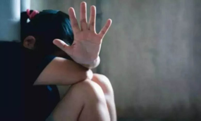 ਗੁਆਂਢ ਘਰ ਖੇਡਣ ਗਈ 8 ਸਾਲਾ ਮਾਸੂਮ ਬੱਚੀ ਨਾਲ ਬੁੱਢੇ ਨੇ ਕੀਤੀ ਦਰਿੰਦਗੀ ਗੁਆਂਢ ਘਰ ਖੇਡਣ ਗਈ 8 ਸਾਲਾ ਮਾਸੂਮ ਬੱਚੀ ਨਾਲ ਬੁੱਢੇ ਨੇ ਕੀਤੀ ਦਰਿੰਦਗੀ