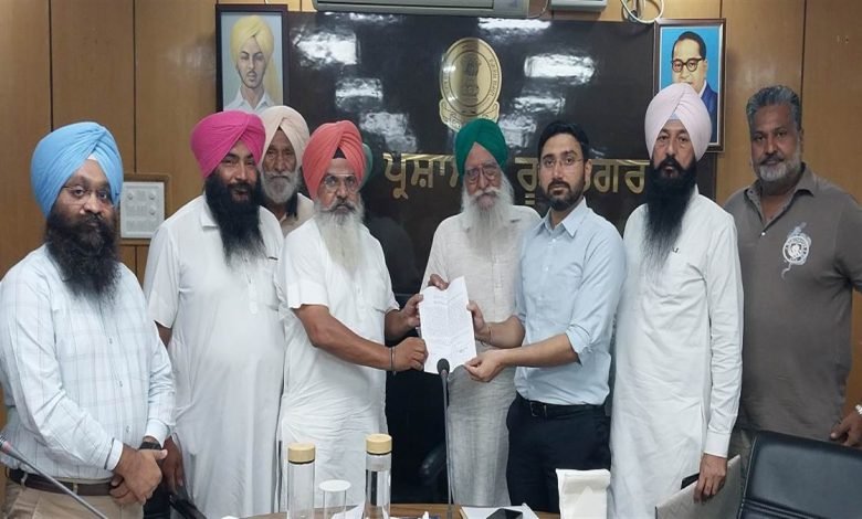 ਡਿਪਟੀ ਕਮਿਸ਼ਨਰ ਨੇ ਵੱਖ ਵੱਖ ਵਿਭਾਗਾਂ ਦੇ ਅਧਿਕਾਰੀਆਂ ਤੇ ਜ਼ਿਲ੍ਹੇ ਦੀ ਆੜ੍ਹਤੀ ਐਸੋਸੀਏਸ਼ਨ ਨਾਲ ਕੀਤੀ ਮੀਟਿੰਗ