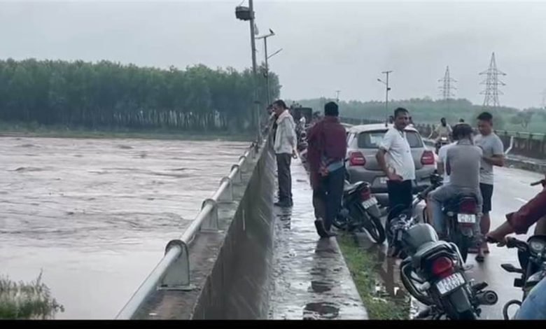 ਖੁੱਲ੍ਹ ਕੇ ਵਰ੍ਹਿਆ ਮੌਨਸੂਨ, ਉੱਜ ਦਰਿਆ ’ਚ ਪਾਣੀ ਖ਼ਤਰੇ ਦੇ ਨਿਸ਼ਾਨ ਤੋਂ ਉੱਪਰ