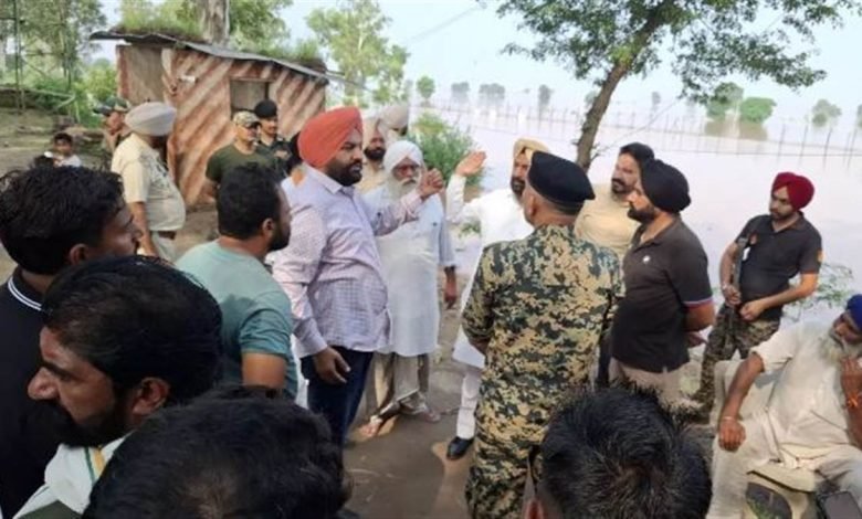 ਪੰਜਾਬ 'ਚ ਹੜ੍ਹਾਂ ਨੇ ਮਚਾਈ ਤਬਾਹੀ, ਅੰਮ੍ਰਿਤਸਰ 'ਚ ਚੌਕੀਆਂ ਵਿੱਚ ਫਸੇ 360 ਬੀਐੱਸਐੱਫ ਜਵਾਨ