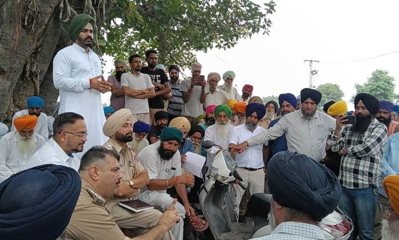 ਸਿੱਧਸਰ ਸਾਹਿਬ ਵਿਖੇ ਇਲਾਕੇ ਦੀਆਂ ਸੰਗਤਾਂ ਤੇ ਸ੍ਰੋਮਣੀ ਗੁਰਦੁਆਰਾ ਪ੍ਰਬੰਧਕ ਕਮੇਟੀ ਆਹਮੋ-ਸਾਹਮਣੇ