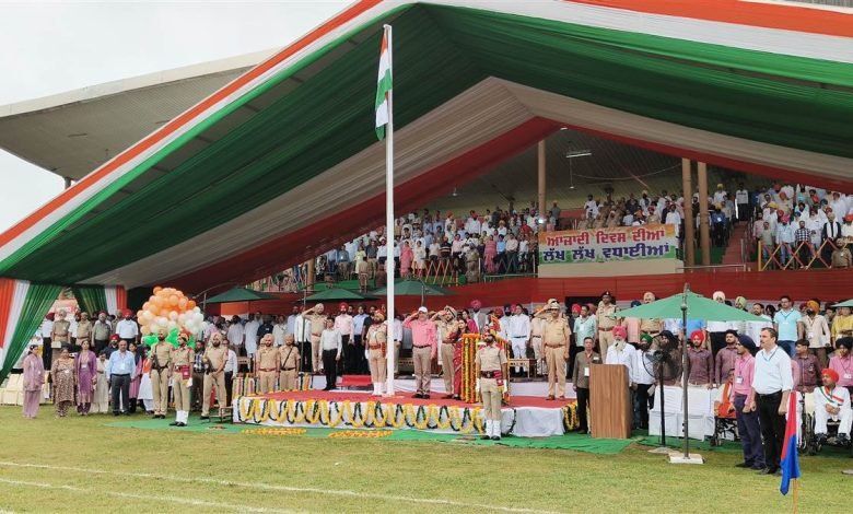 ਸਿਹਤ ਮੰਤਰੀ ਡਾ. ਬਲਬੀਰ ਸਿੰਘ ਨੇ ਅੰਮ੍ਰਿਤਸਰ ਜ਼ਿਲ੍ਹੇ ਦੇ ਗੁਰੂ ਨਾਨਕ ਸਟੇਡੀਅਮ ਵਿਖੇ ਰਾਸ਼ਟਰੀ ਝੰਡਾ ਲਹਿਰਾਇਆ, ਆਜ਼ਾਦੀ ਦਿਵਸ ਦੀਆਂ ਦਿੱਤੀਆਂ ਸ਼ੁਭਕਾਮਨਾਵਾਂ